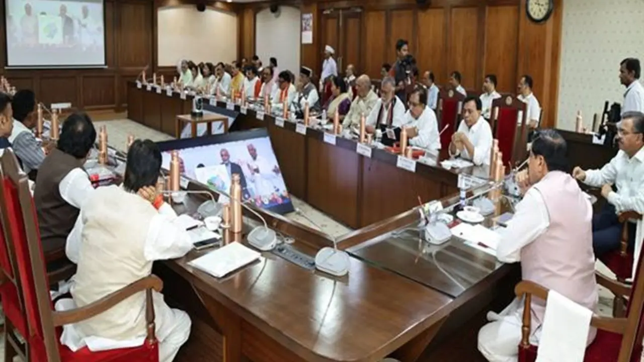 वर्ष 2047 तक आत्मनिर्भर भारत और विकसित मध्यप्रदेश के निर्माण में सरकार की प्रतिबद्धता का संकल्प सर्वसम्मति से किया पारित CM डॉ. यादव की अध्यक्षता में मंत्रिपरिषद की विशेष बैठक सम्पन्न