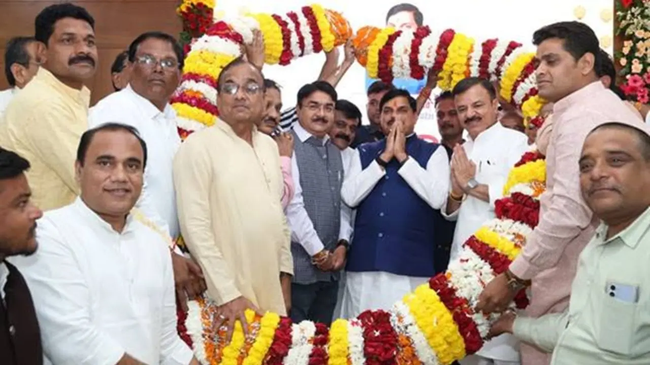 CM डॉ. मोहन यादव का गाडरवारा क्षेत्र के नागरिकों ने किया मुख्यमंत्री निवास में अभिनन्दन CM डॉ. यादव का नागरिकों ने किया मुख्यमंत्री निवास में अभिनन्दन