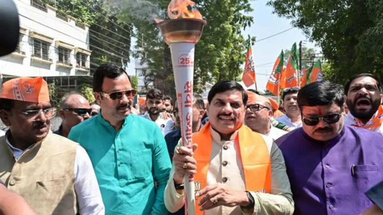 प्रधानमंत्री मोदी के सार्वजनिक जीवन के 25 वर्ष, सेवा-सुशासन और गरीब कल्याण को समर्पित रहे : मुख्यमंत्री डॉ. यादव CM डॉ. यादव ने उज्जैन में सेवा ज्योति कलश यात्रा को किया संबोधित