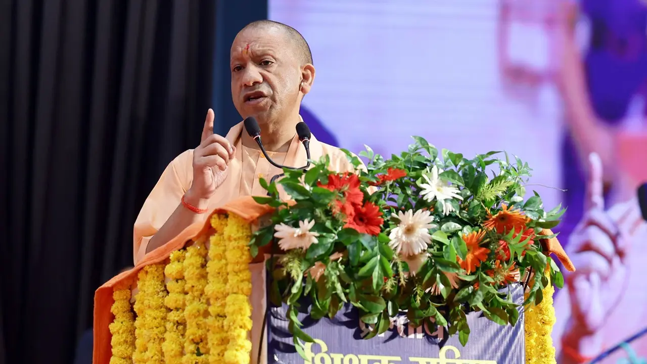 जाति के नाम पर समाज को बांटना राष्ट्र के प्रति अपराध, हमें एक भारत-श्रेष्ठ भारत चाहिए: CM योगी CM Yogi Adityanath participated in the Teachers' Dignity Conference in Lucknow