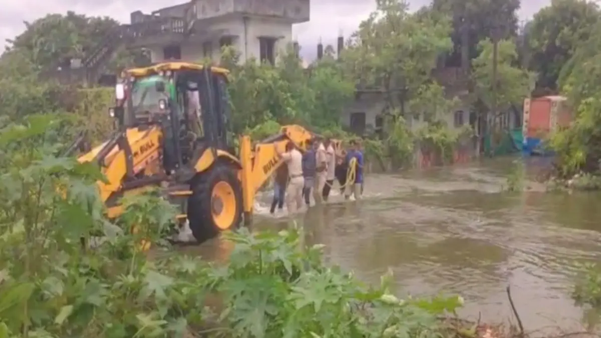 Cyclone Arnab: Rural Police Rescues 5 Trapped in a House in Vizianagaram Cyclone Arnab: Rural Police Rescues 5 Trapped in a House in Vizianagaram