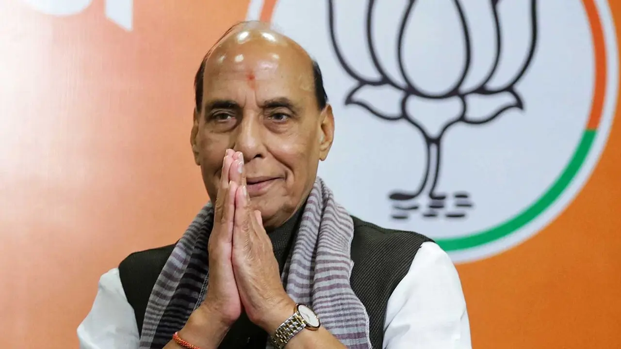 Defence Minister Rajnath Singh Welcomes PM Modi to Varanasi for IAF's 'Wings Over Ganges' Aerial Display Defence Minister Rajnath Singh Welcomes PM Modi to Varanasi for IAF's 'Wings Over Ganges' Aerial Display