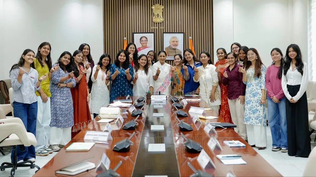 Delhi CM Rekha Gupta Discusses Safety Measures With DU Student Representatives; Proposes New CCTV Cameras, Smart Streetlights Delhi CM Rekha Gupta Discusses Safety Measures With DU Student Representatives; Proposes New CCTV Cameras, Smart Streetlights