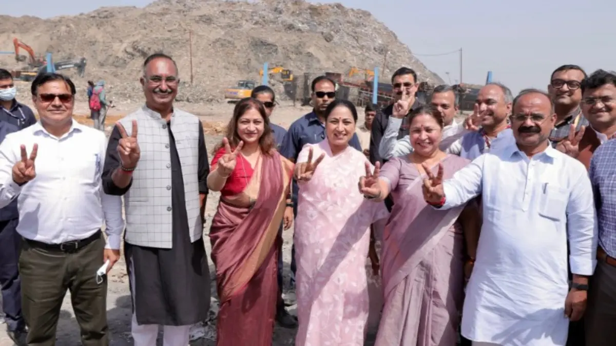 Delhi CM Rekha Gupta Says 'Last Selfie' With Okhla Garbage Mountain, Vows to End Landfill Legacy Delhi CM Rekha Gupta Takes ‘Last Selfie’ With Okhla Garbage Mountain