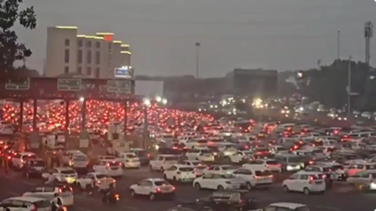 15-Minute Drive Turns Into 2 Hours: Why Delhi-NCR Traffic Collapsed On Friday Evening Delhi-Noida Via Kalindi Kunj, Delhi-Gurugram Border Choked For Hours Ahead Of October 10 Protest