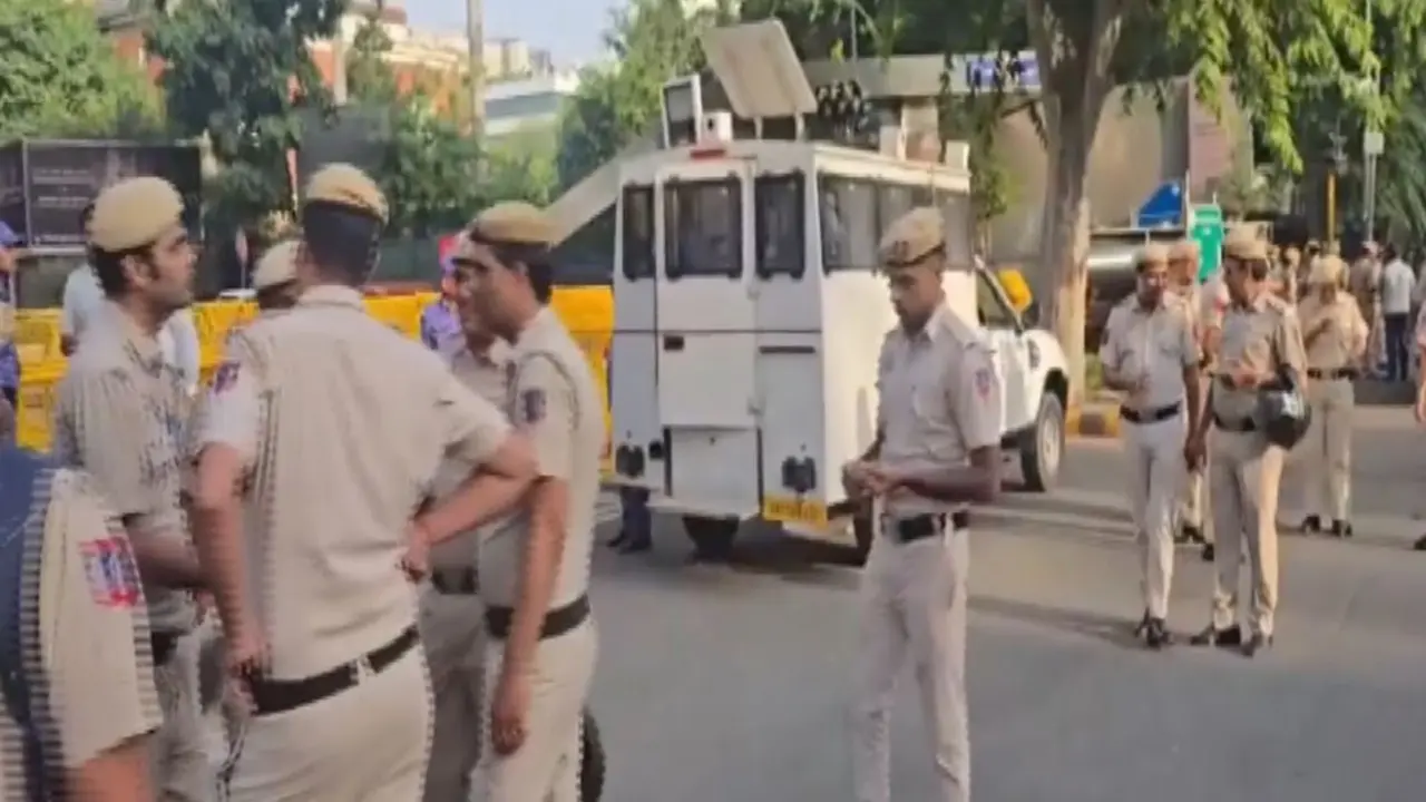 Delhi Police Bust Gang Making Extortion Calls in Goldy Brar's Name, Four Arrested Delhi Police Bust Gang Making Extortion Calls in Goldy Brar's Name, Four Arrested