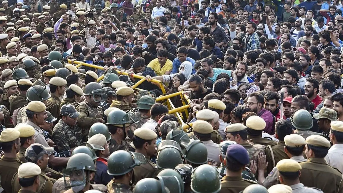 Delhi Police Detains Protesters at CP Amid Heightened Security Delhi Police Detains Protesters at CP Amid Heightened Security