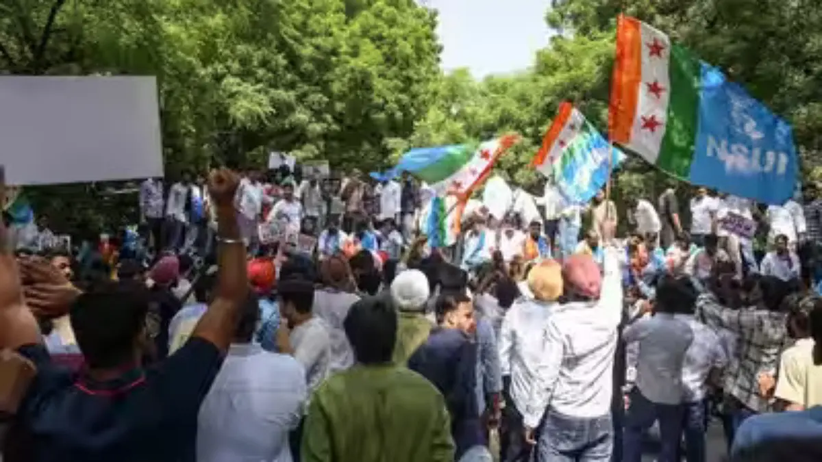 Delhi Police Detain Youth Congress, NSUI Leaders During Protest Against CEC Gyanesh Kumar Delhi Police Detains Youth Congress, NSUI Leaders Amid Anti-CEC Protest