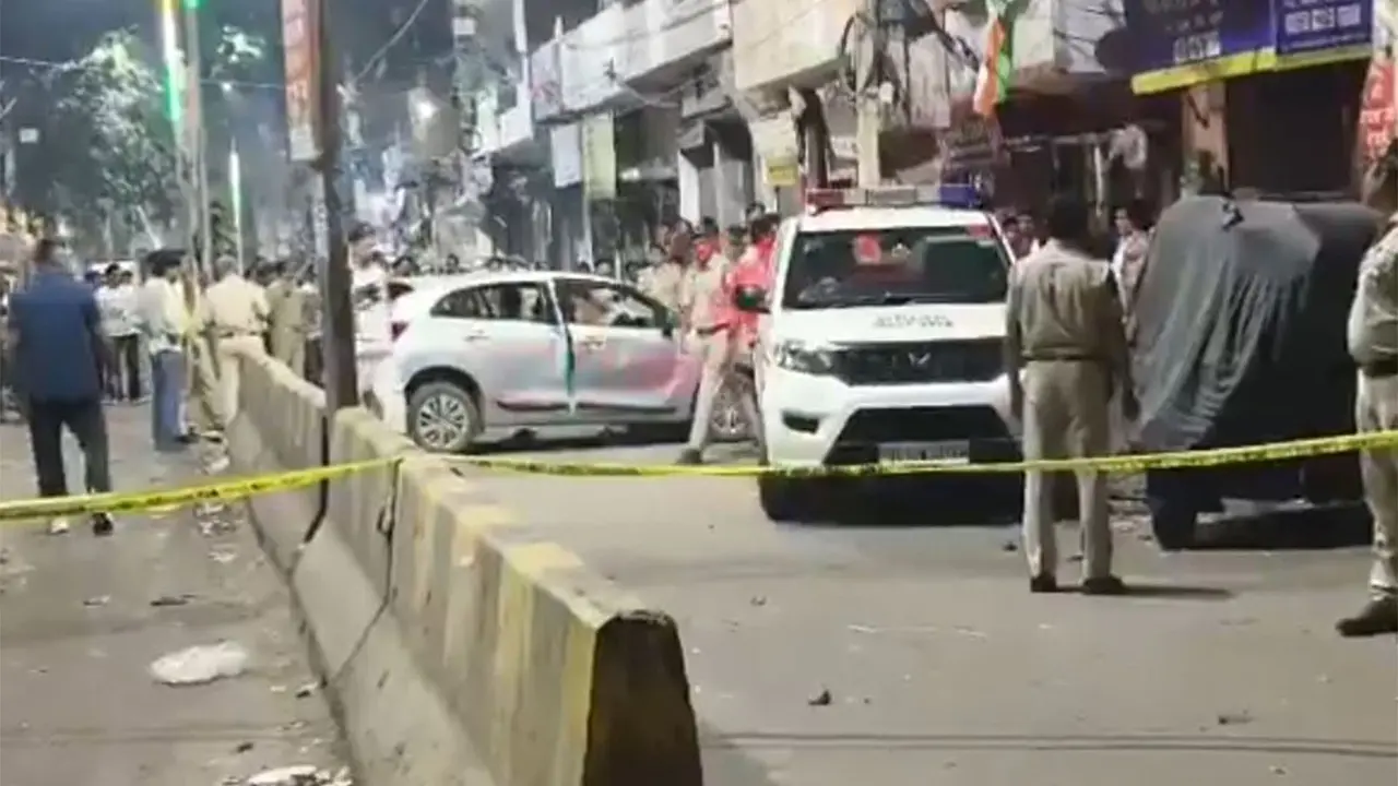 Delhi: Two Injured After Speeding Car Hits Them in Keshavpuram Area, Driver Held Delhi: Two Injured After Speeding Car Hits Them in Keshavpuram Area, Driver Held