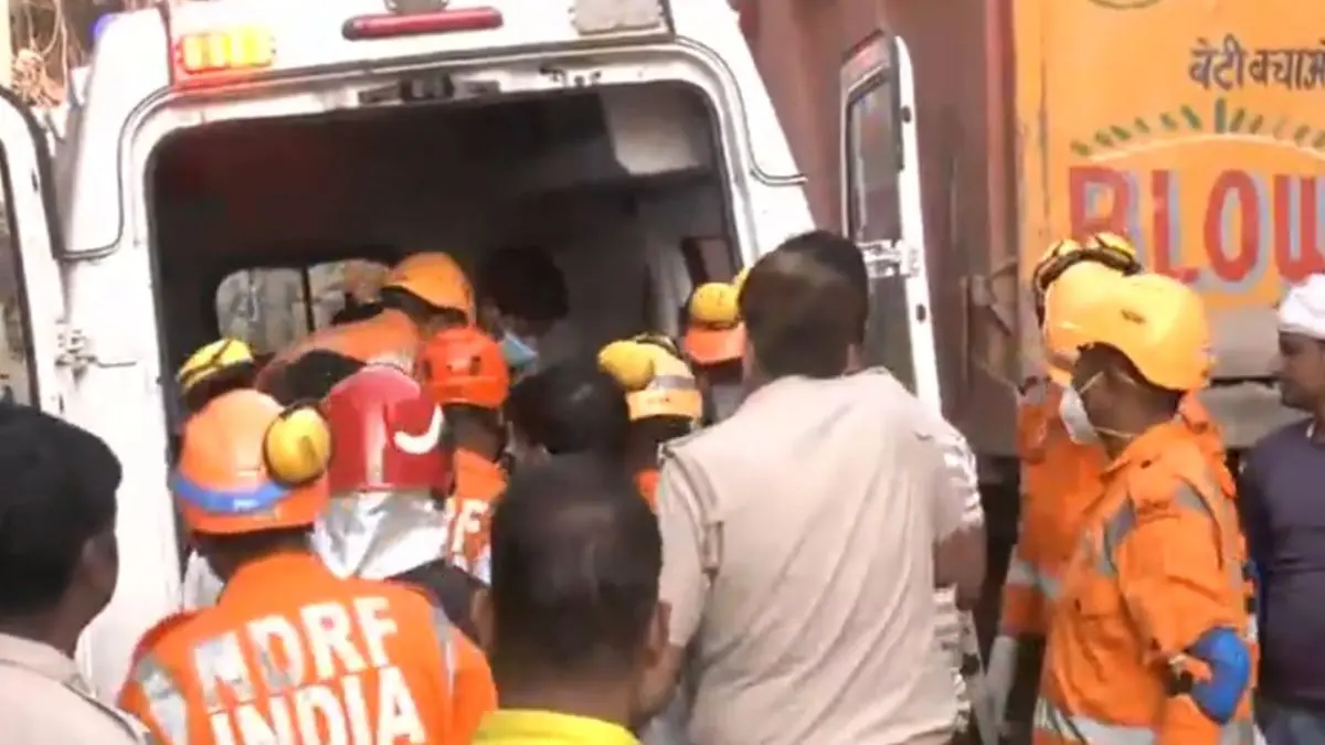 दिल्ली के हर्ष विहार में बड़ा हादसा, इमारत गिरने से 2 लोगों की मौत, रेस्क्यू ऑपरेशन जारी Delhi’s Harsh Vihar building collapse
