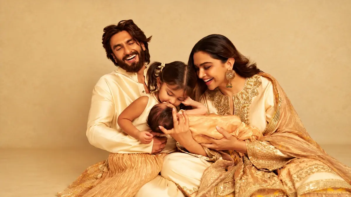 Devi Padukone Singh: दशहरे के खास दिन पर Deepika-Ranveer ने दिखाई अपनी छोटी बिटिया की पहली झलक, नाम रखा 'देवी'; शेयर की फैमिली फोटो Devi Padukone Singh: दशहरे के खास दिन पर दीपिका-रणवीर ने दिखाई अपनी छोटी राजकुमारी की पहली झलक, नाम रखा 'देवी'; शेयर की फैमिली फोटो