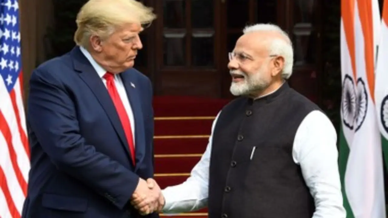 जब PM मोदी ने पलट दिया डोनाल्ड ट्रंप का 'डोमिनेंस गेम', हाथ मिलाते ही फूला दी थी अमेरिकी राष्ट्रपति की सांस, पूर्व US NSA का खुलासा Donald Trump was left gasping John Bolton recalls PM Modi’s firm handshake with US President
