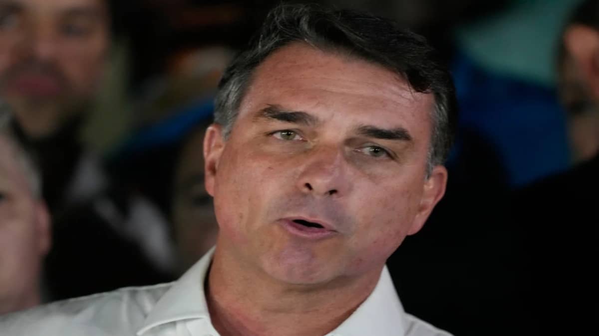 Flávio Bolsonaro Flees Brazil Through Argentina, Expected to Land in US