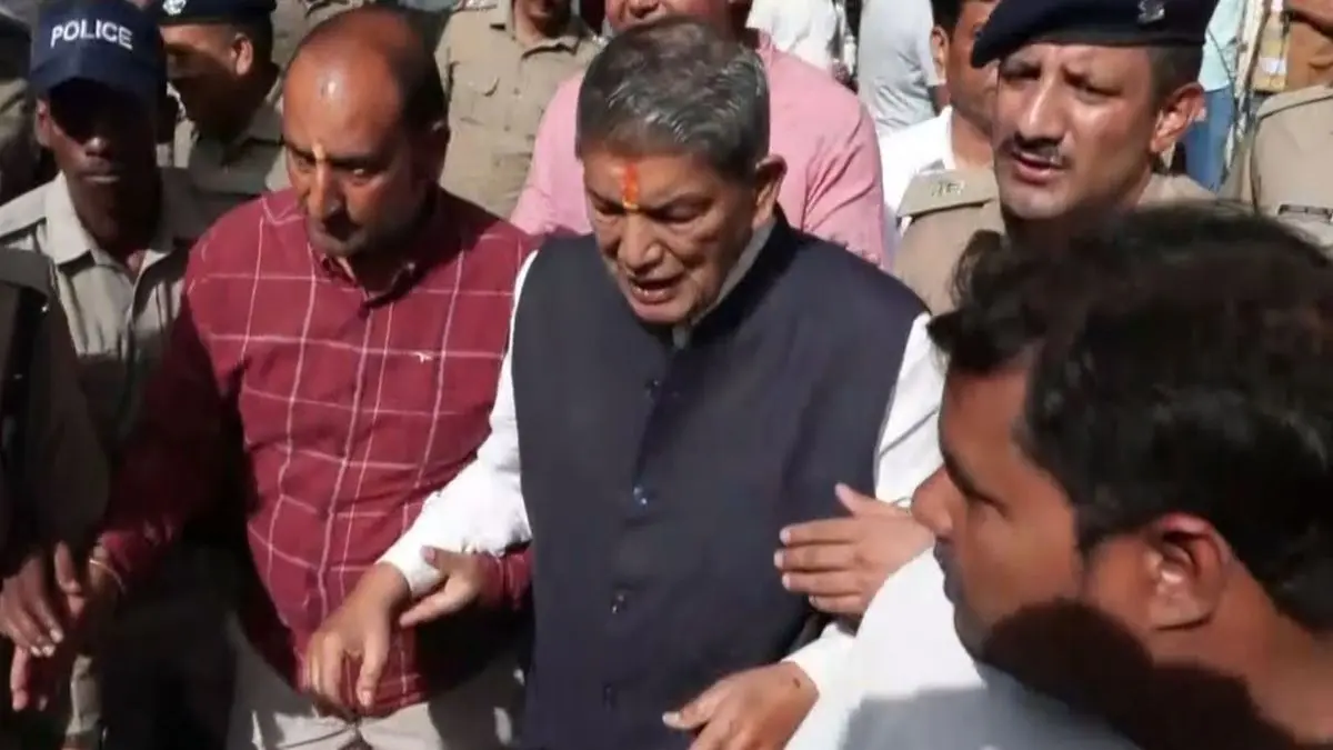 Uttarakhand: अंकिता भंडारी केस पर विवाद के बीच पूर्व CM हरीश रावत को लोक भवन के बाहर हिरासत में लिया, जानिए क्या है पूरा मामला Former Uttarakhand CM Harish Rawat detained in Dehradun outside Lok Bhavan Ankita Bhandari case