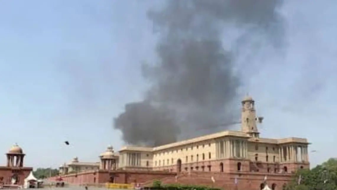 Thick Smoke Near North Block in Delhi; 6 Fire Tenders Rushed to Spot Thick Smoke Near North Block in Delhi; 6 Fire Tenders Rushed to Spot