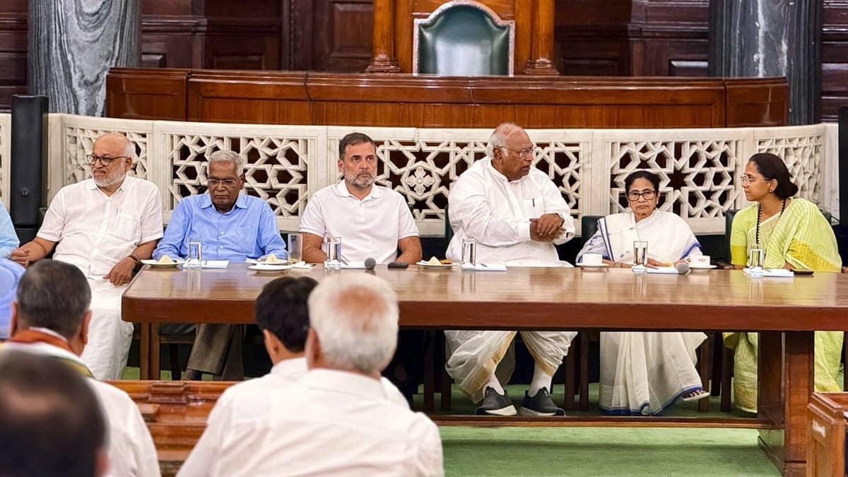 INDI Leaders Meet Prez, Demand Removal Of Gyanesh Kumar & Return Of Ballot Papers In Elections