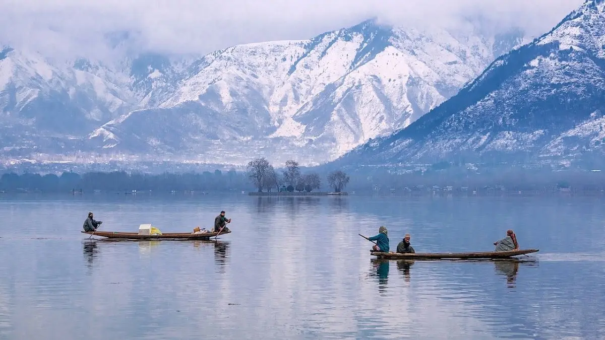 J&K High Court Bans Fuel-Driven Shikaras, Jet Skis On Dal Lake, Urges For Eco-Friendly Alternatives J&K High Court Bans Fuel-Driven Shikaras, Jet Skis On Dal Lake, Urges For Eco-Friendly Alternatives