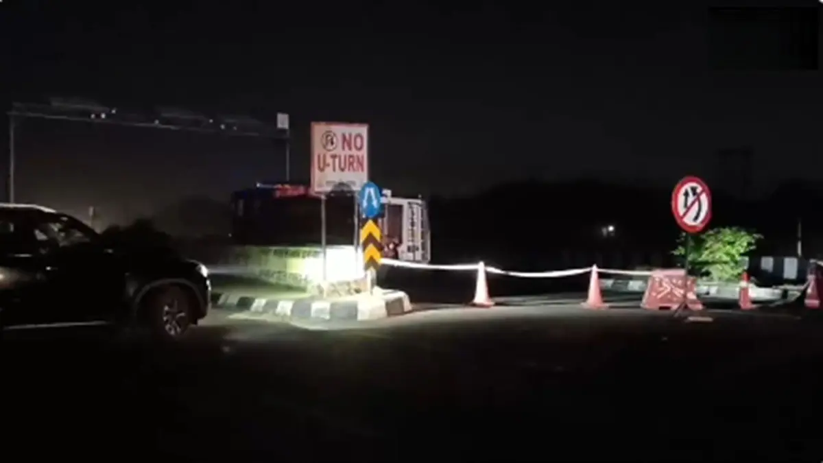 Lucknow Gas Leak Scare: Formalin Truck Overturns On Kisan Path After Tyre Burst, CM Yogi Adityanath Orders Full Alertness Lucknow Gas Leak Scare: Formalin Truck Overturns On Kisan Path After Tyre Burst