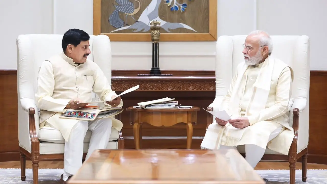 मुख्यमंत्री डॉ. मोहन यादव ने प्रधानमंत्री नरेन्द्र मोदी से की आत्मीय भेंट मुख्यमंत्री डॉ. मोहन यादव ने प्रधानमंत्री नरेन्द्र मोदी से की आत्मीय भेंट