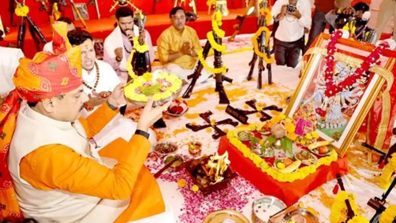 शस्त्र-पूजन भारतीय संस्कृति, शौर्य और कर्तव्यनिष्ठा का प्रतीक : मुख्यमंत्री डॉ. यादव मुख्यमंत्री डॉ. यादव ने इंदौर में अनेक नवाचारों की शुरूआत की