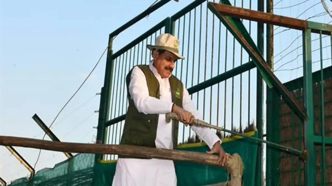 मुख्यमंत्री डॉ. यादव ने काजीरंगा से लाए गए आठ जंगली भैंसों को 17 हेक्टेयर के बाड़े में छोड़ा मुख्यमंत्री डॉ. यादव ने काजीरंगा से लाए 8 जंगली भैंसों को 17 हेक्टेयर के बाड़े में छोड़ा