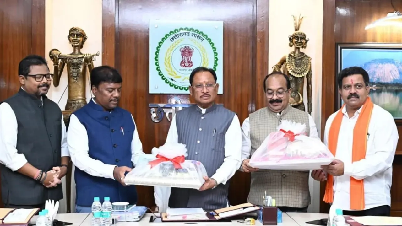 हमारे वनों की समृद्धि और मातृशक्ति के परिश्रम से तैयार उत्पाद बनें छत्तीसगढ़ की पहचान: मुख्यमंत्री विष्णुदेव साय मुख्यमंत्री विष्णु देव साय ने ‘छत्तीसगढ़ हर्बल्स’ के दिवाली गिफ्ट पैक का किया लोकार्पण