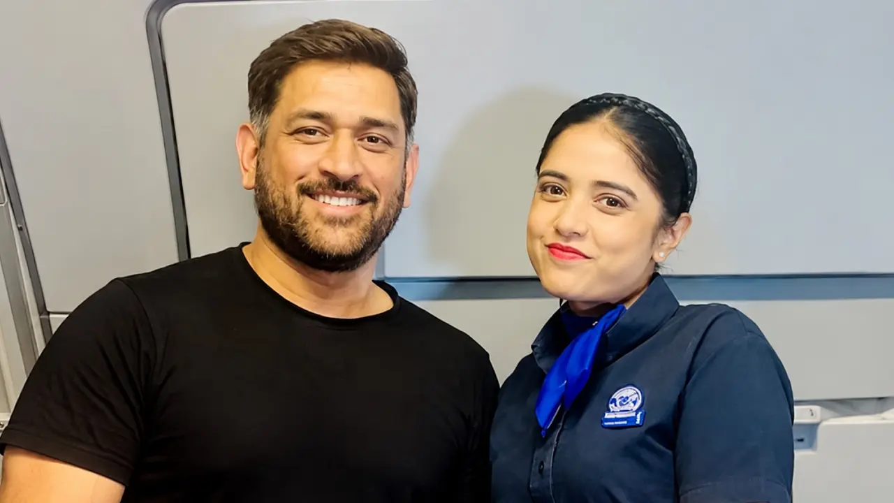 VIRAL VIDEO: फ्लाइट में MS Dhoni को देख खुशी से झूम उठीं एयर होस्टेस, सुनाए अपने किस्से, पूर्व कप्तान ने दिया ये सुझाव MS Dhoni indigo air hostess aishwarya singh