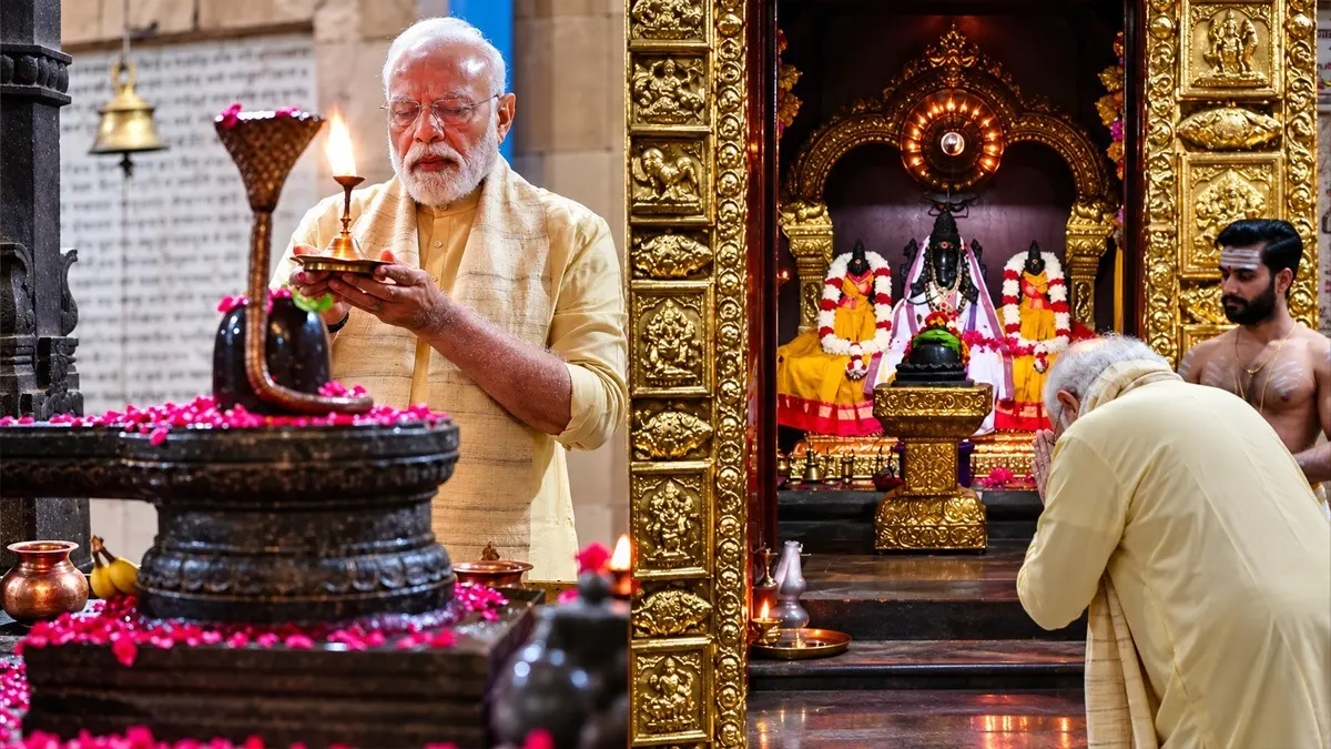 Delhi: PM मोदी ने श्री विनायक मंदिर में की पूजा-अर्चना, जन सेवा के 25 साल पूरे होने पर ईश्वर से लिया आशीर्वाद; जपानी पीएम ने दी बधाई PM Modi