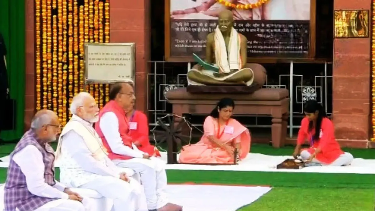 सफेद कुर्ता-पायजामा और कंधे पर खादी... गांधी जयंती के मौके पर गांधी स्मृति में आयोजित प्रार्थना सभा में PM मोदी ने की शिरकत, VIDEO PM Modi Pays Tributes to Mahatma Gandhi at Gandhi Smriti