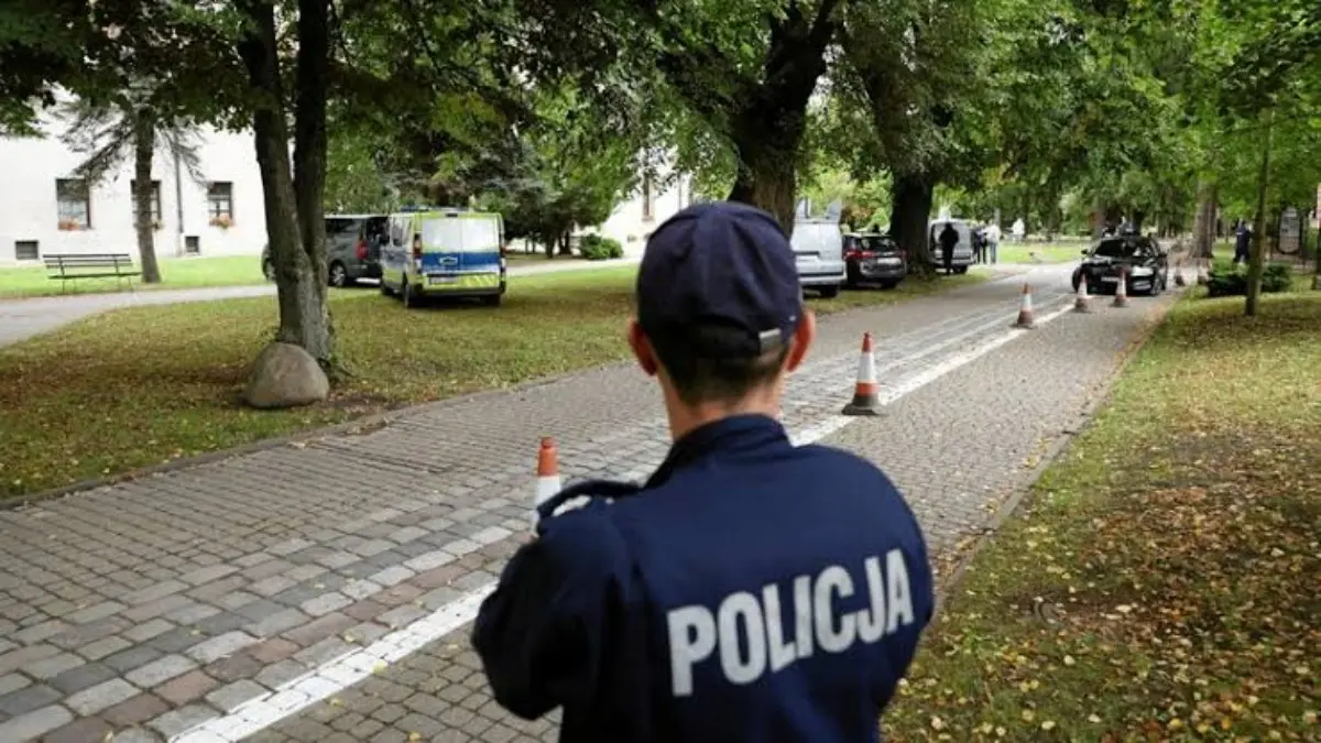 Poland: 19-Year-Old Detained After Knife Attack at Polish High School Leaves 7 Injured Poland: 19-Year-Old Detained After Knife Attack at Polish High School Leaves 7 Injured