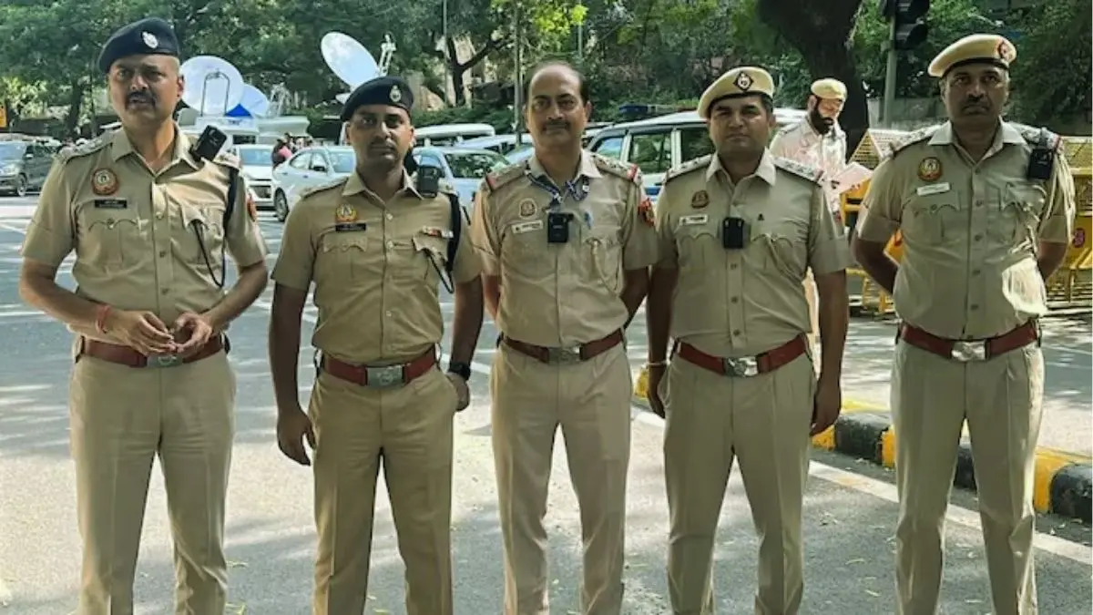 Police Deploy Bodycams, 35,000 Personnel Ahead Of CJP Protest; ‘Govt Waging War On Its People’ Police Deploy Bodycams, 35,000 Personnel Ahead Of CJP Protest; ‘Govt Waging War On Its People’