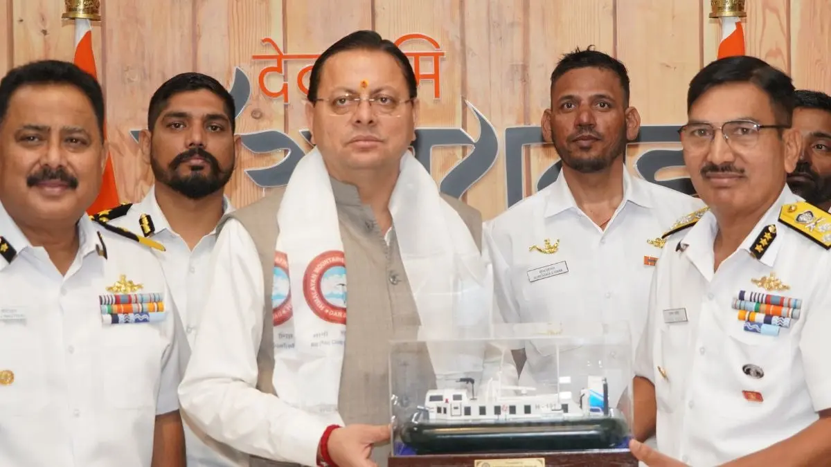 भारतीय तटरक्षक बल ने बनाया नया रिकॉर्ड, इतिहास में पहली बार 7000 मीटर से अधिक ऊंचाई वाली पर्वत चोटी का हुआ सफल आरोहण, सीएम पुष्कर धामी ने दी बधाई pushkar dhami with indian coasting guard
