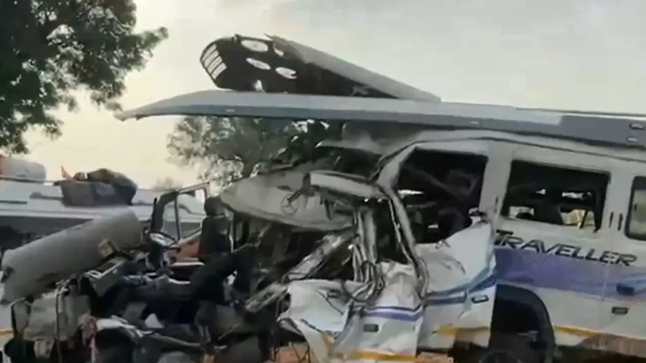 Rajasthan: 3 Killed, 19 Injured as Traveller Collides with Trailer on NH-48 in Bagru Rajasthan: 3 Killed, 19 Injured as Traveller Collides with Trailer on NH-48 in Bagru
