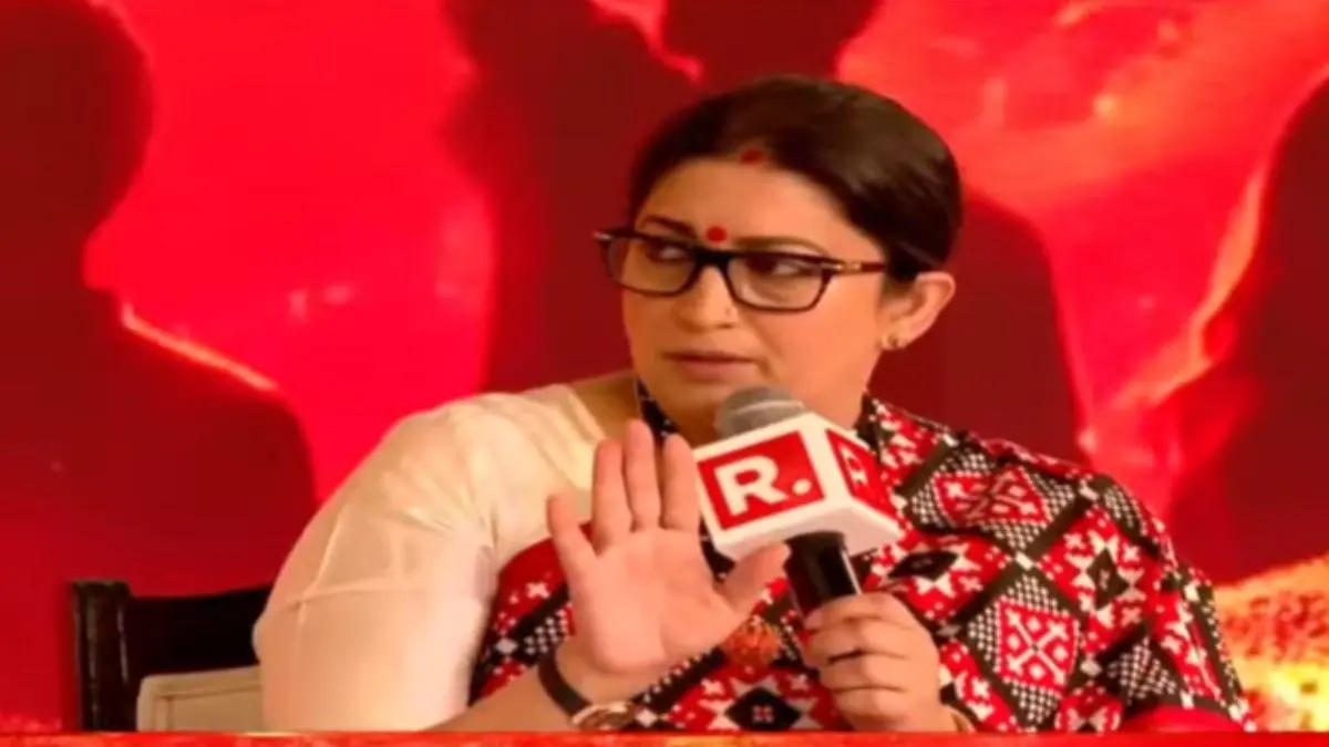 '2016's Tukde Gang, Today's Cockroaches': Smriti Irani Hits Out at 'Regime Change' Gang Smriti Irani Calls Out 'Tukde Gang', Targets Rahul Over Regime Change