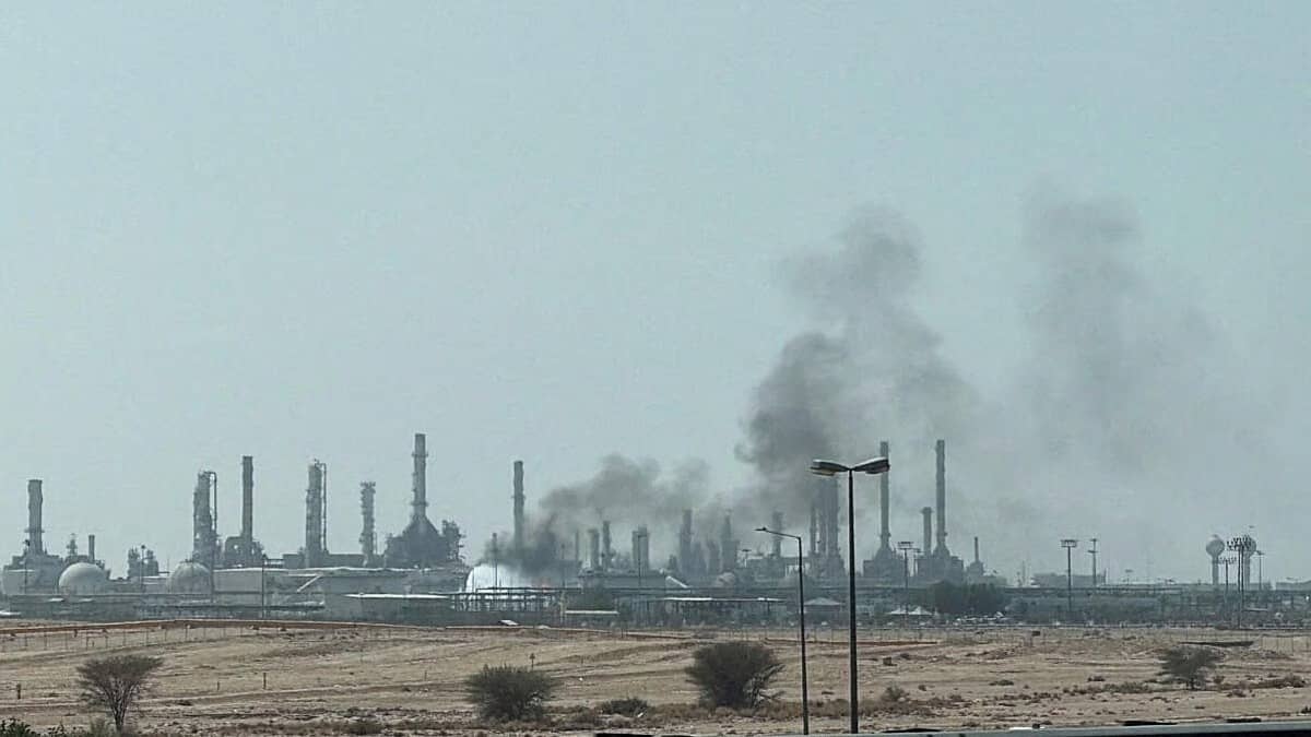 Yemen's Houthis Vow More Attacks on Saudi Airports, Oil Facilities