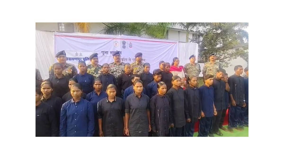 28 Naxals, Including DVC Leader Surrender Before Police In Chhattisgarh28 Naxals, Including DVC Leader Surrender Before Police In Chhattisgarh