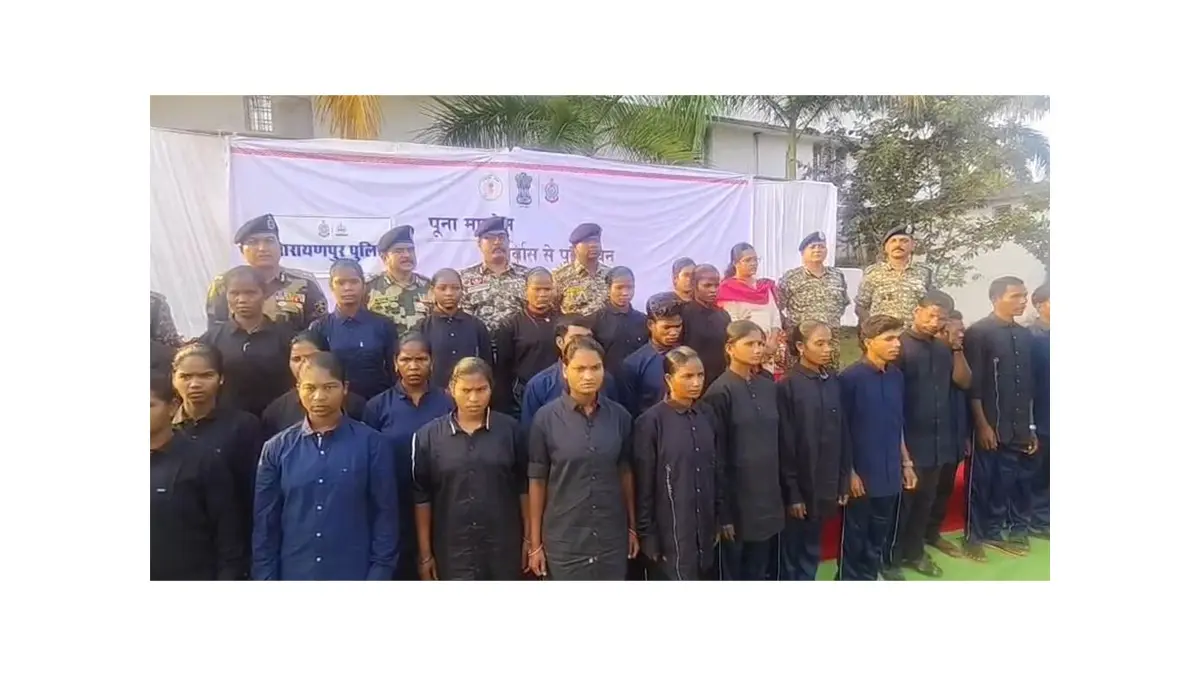 28 Naxals, Including DVC Leader Surrender Before Police In Chhattisgarh28 Naxals, Including DVC Leader Surrender Before Police In Chhattisgarh