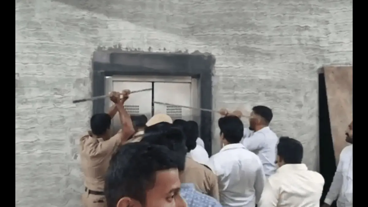 BJP's Praveen Darekar And 2 MLAs Stuck In Lift In Vasai, Rescued After 20 Minutes 3 BJP Leaders Stuck in Lift in Vasai, Rescued After 20 Minutes
