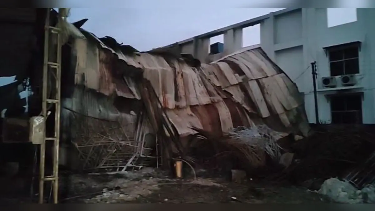 3 Killed As Fire Engulfs Warehouse In South 24 Parganas | West Bengal