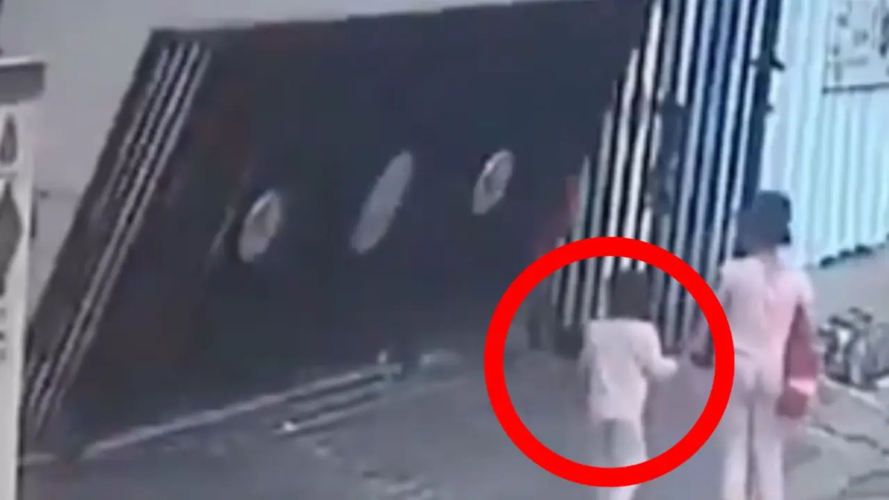 Pimpri Chinchwad: 3-Year-Old Girl Crushed to Death after Iron Gate Falls on Her | VIDEO 3-Year-Old Crushed to Death after Iron Gate falls on her