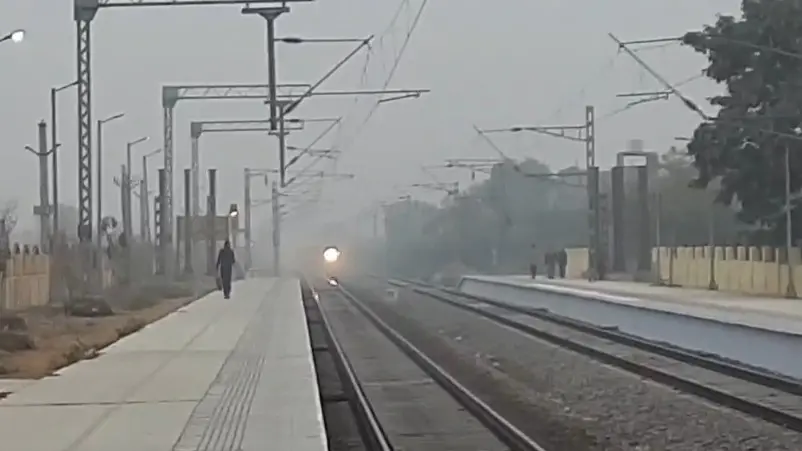41 Trains Delayed in Delhi Due to Dense Fog, Check List 41 trains originating from various stations in Delhi are running late due to dense fog