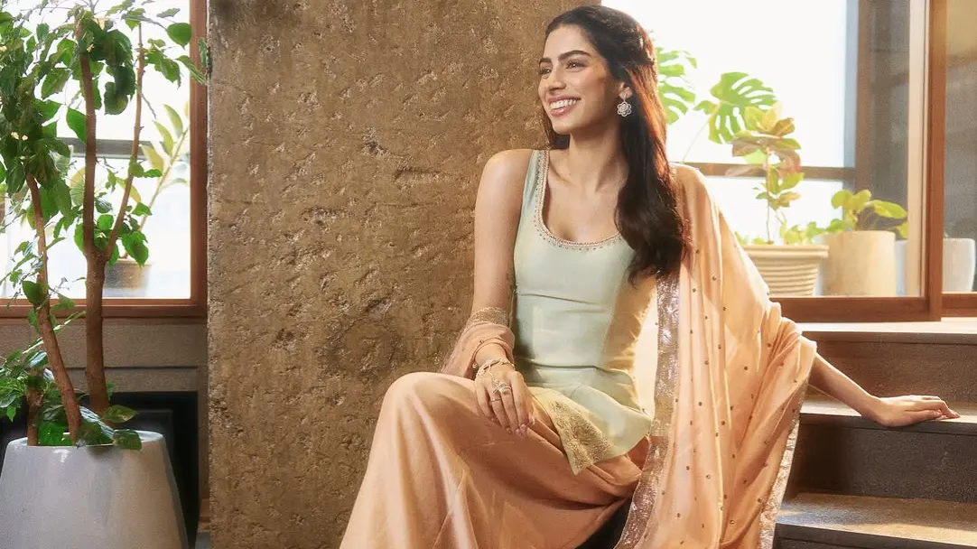 Take cue from Khushi Kapoor, looking glamorous in a traditional outfit.