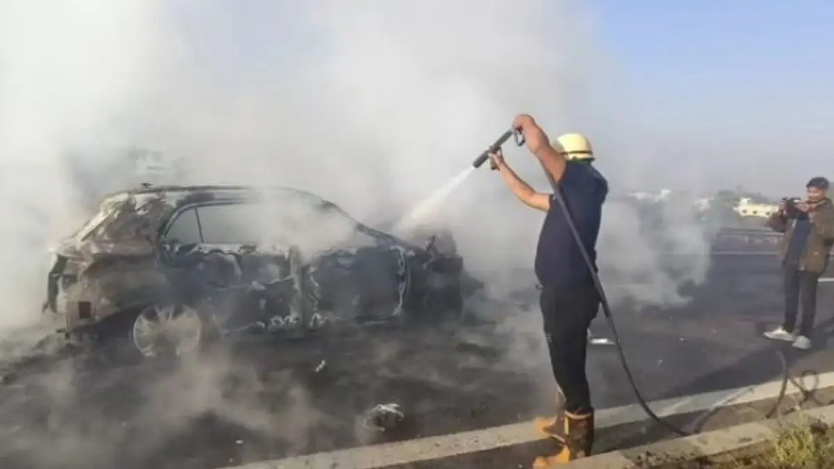 5 Passengers Stage A Dramatic Escape After SUV Bursts Into Flames On Maharashtra's Samruddhi Expressway