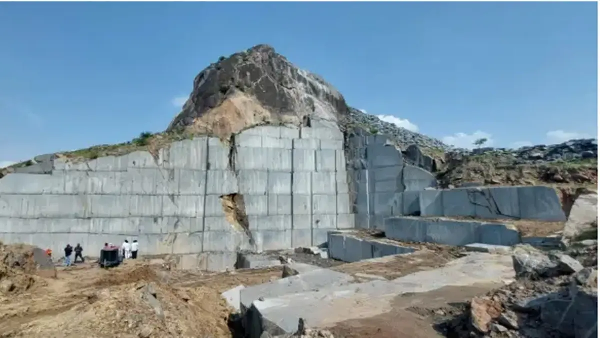6 Migrant Workers Crushed To Death As Rock Collapses At Granite Quarry In Andhra Pradesh's Bapatla 6 Migrant Workers Crushed To Death As Rock Collapses At Granite Quarry In Andhra Pradesh's Bapatla