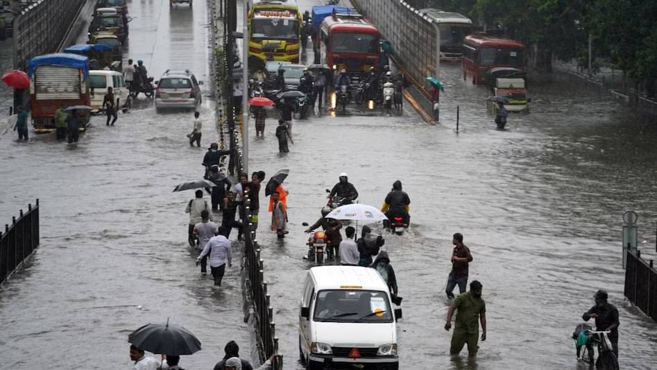 Mumbai Alert Stay Indoors Advises Bmc Amid Heavy Rain Warning