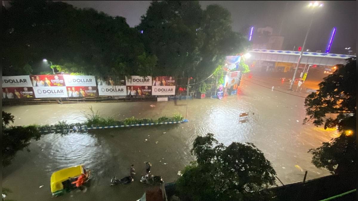 7 Dead as Heavy Rain Lashes Kolkata: Metros & Trains Affected, Flights Delayed - IMD Predicts More Showers Till Wednesday 