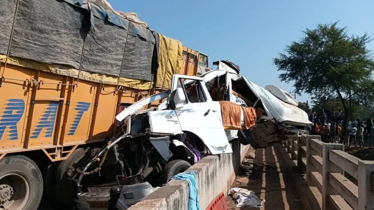 9 people returning from Mahakumbh died in two road accidents in Madhya Pradesh