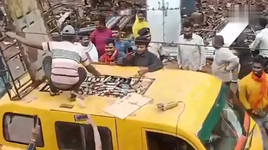 929 Foreign Liquor Bottles Worth Lakhs Seized From Roof of School Van in Bihar's Banka