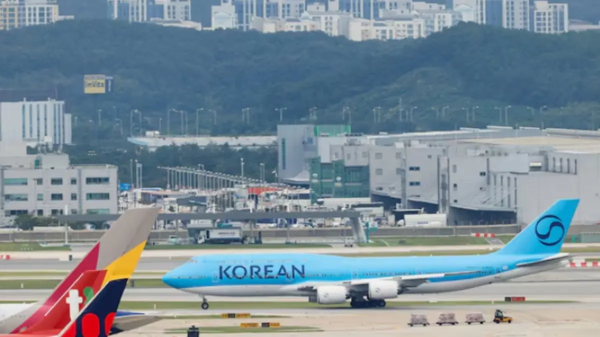 Explainer: Why South Korea Wants the US to Change Its Visa Policies A chartered plane transporting South Korean workers who were detained in a huge immigration raid last week