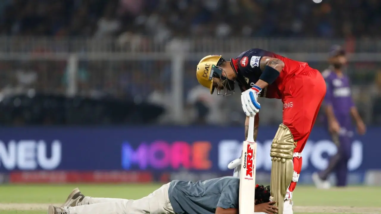 a fan touches virat kohli feet during kkr vs rcb match in eden gardens ipl 2025
